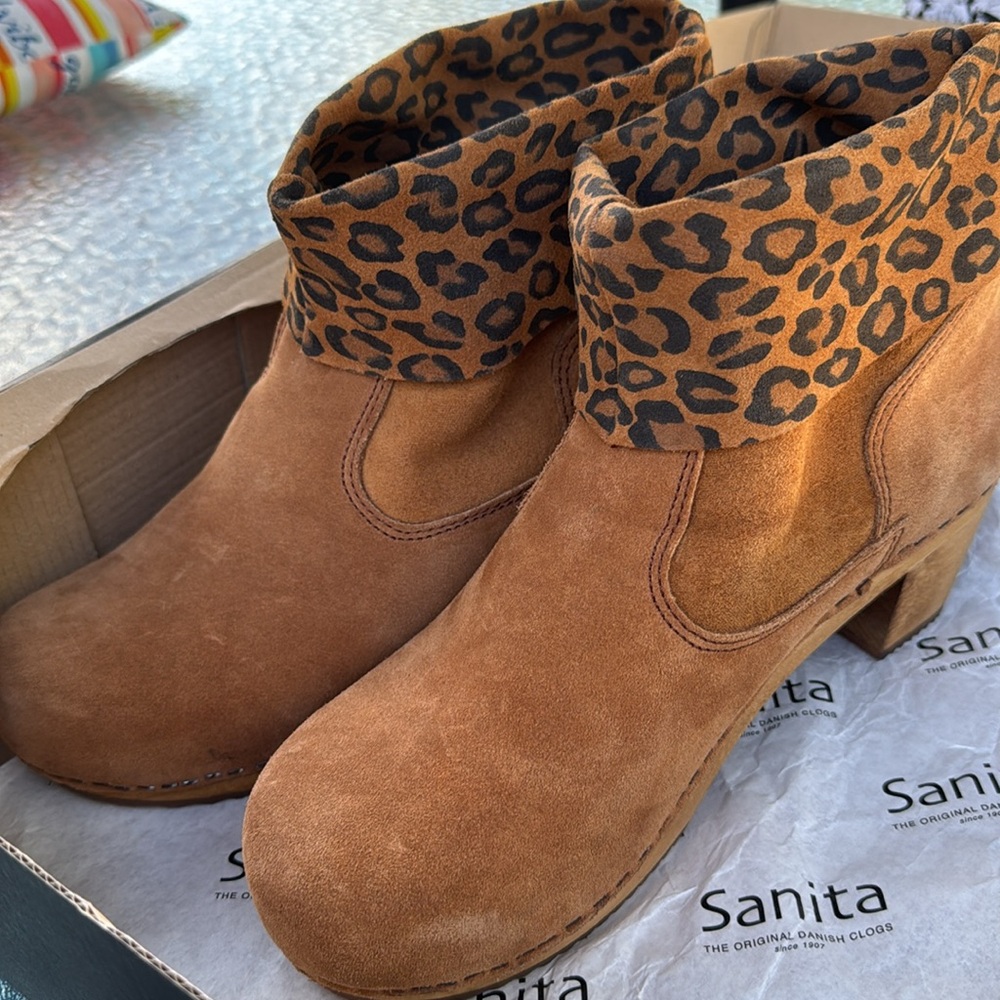 Suede ColorNatureUS 8 1/2 SanitaWoodenClogs WomenSquare Heel Leopard Print NEW